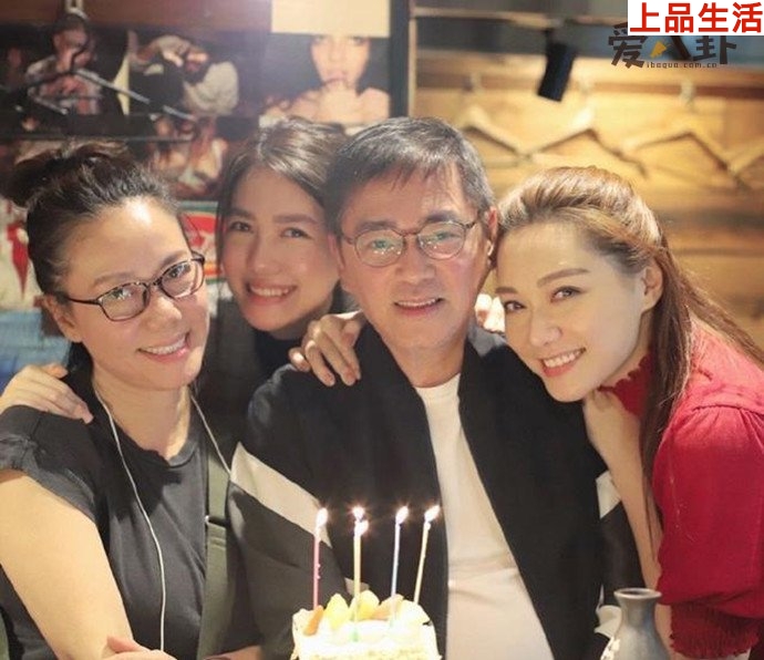 湯洛雯與父母、妹妹