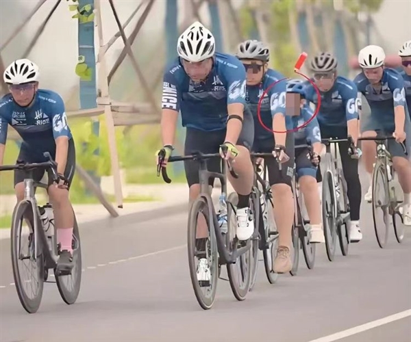 父親帶娃騎行摔倒遭碾壓身亡 司機被送檢引網(wǎng)友熱議：涉嫌過失致死罪