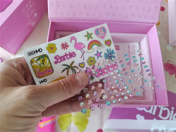 919元！HMD Barbie芭比聯(lián)名翻蓋機(jī)發(fā)布：粉色機(jī)身少女心爆棚