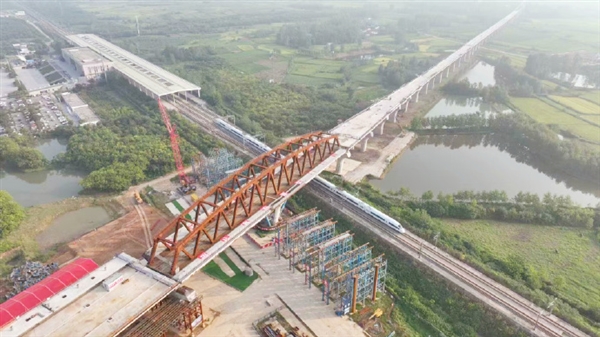 長146米！世界首座四線高速鐵路轉(zhuǎn)體鋼箱桁組合橋旋轉(zhuǎn)就位