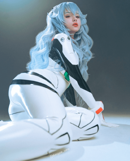 俄妹COS《EVA》綾波麗：緊身膠衣凸顯曼妙曲線