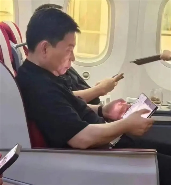 全球第一款三折疊屏！華為Mate XT屏幕供應(yīng)商曝光