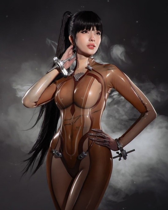 俄妹COS《劍星》女主：膠衣貼身前凸后翹 纖腰迷人