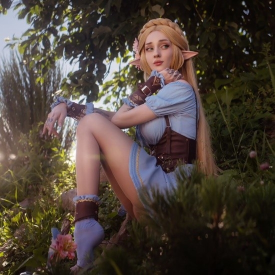 俄妹COS《劍星》女主：膠衣貼身前凸后翹 纖腰迷人