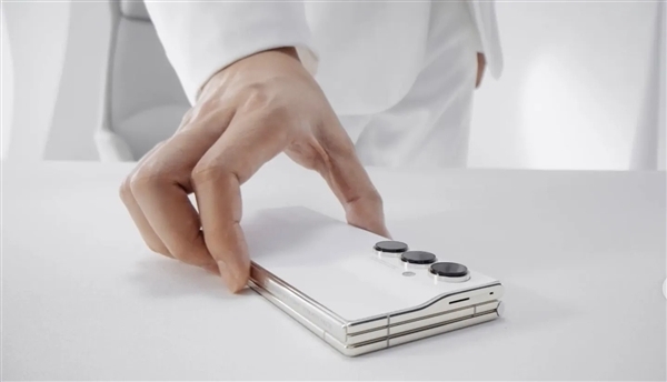 搶先華為公布！傳音三折疊真機(jī)將于明年3月展示