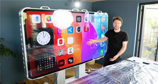 創(chuàng)吉尼斯世界紀錄！2米高巨型蘋果iPhone 15 Pro Max亮相：88英寸自由操作