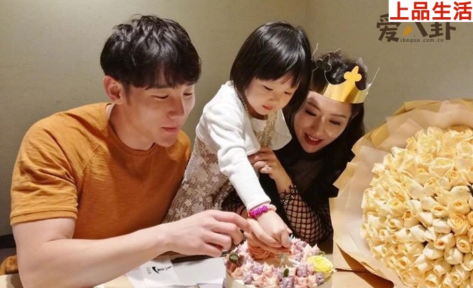 白冰丁一一家三口