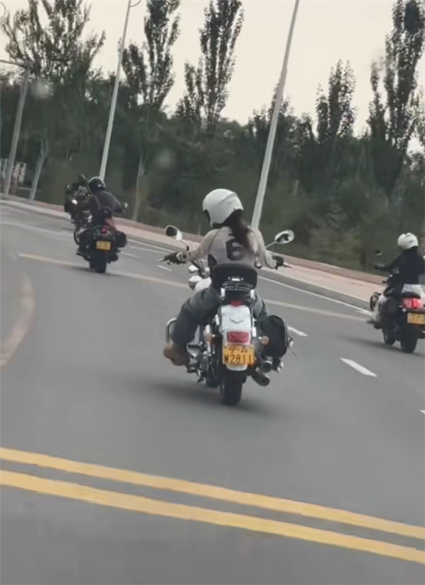 女騎馬路壓彎不歪身子只歪頭 網(wǎng)友：沒少玩《跑跑卡丁車》