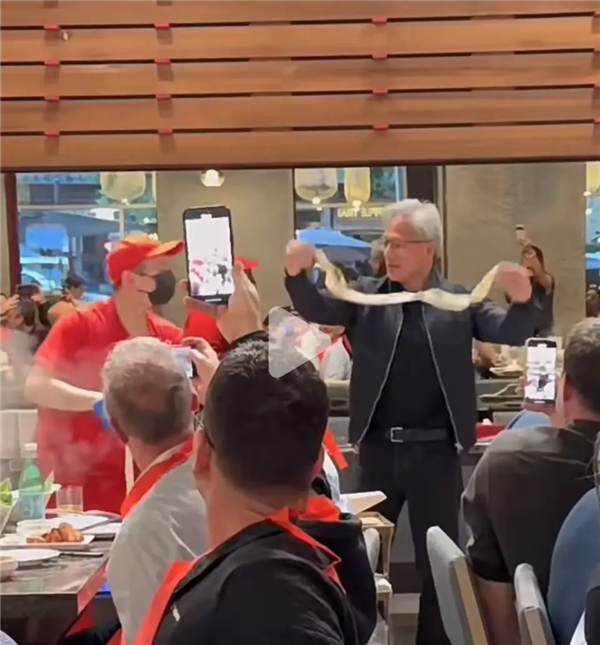 網(wǎng)友偶遇黃仁勛：美國(guó)海底撈“兼職”甩面