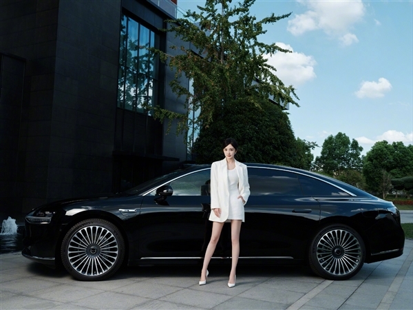 楊冪開箱上手華為Mate XT非凡大師：橫豎都好用