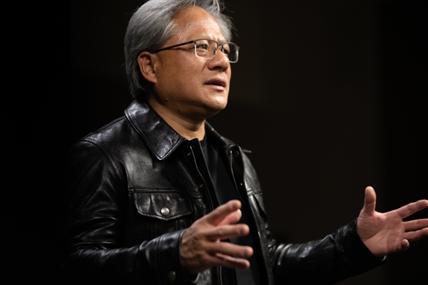 網(wǎng)友偶遇黃仁勛：美國(guó)海底撈“兼職”甩面