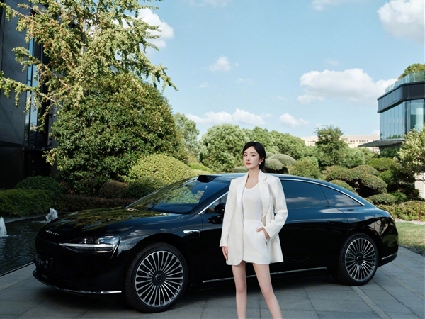 楊冪開箱上手華為Mate XT非凡大師：橫豎都好用