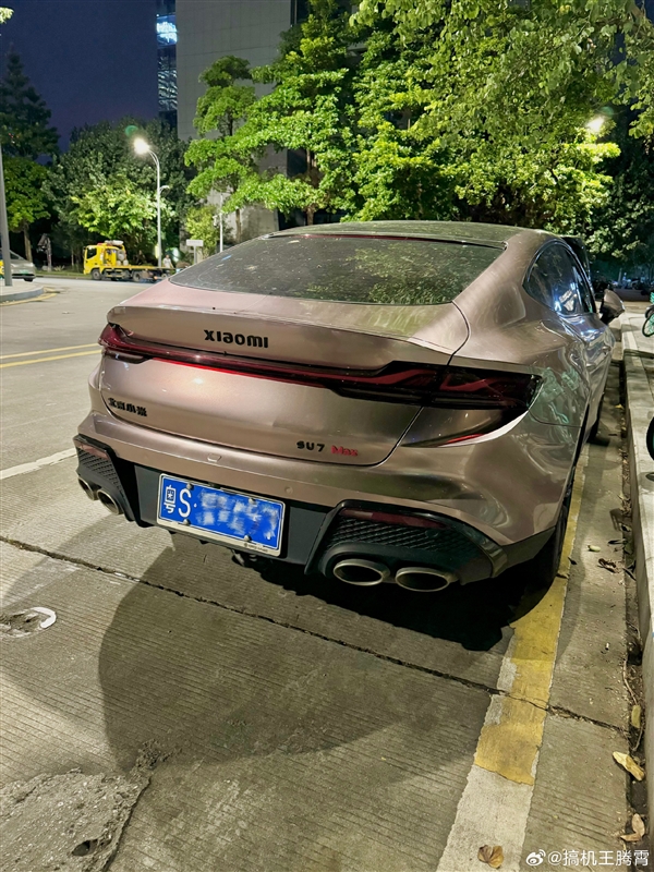 街頭驚現(xiàn)藍(lán)牌“小米SU7 Max” 還是雙邊四出排氣