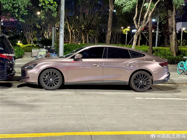 街頭驚現(xiàn)藍(lán)牌“小米SU7 Max” 還是雙邊四出排氣