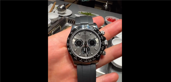 買蘋果手機(jī)上熱搜后！全紅嬋戴勞力士拍照網(wǎng)友質(zhì)疑太奢侈：其實(shí)是借的