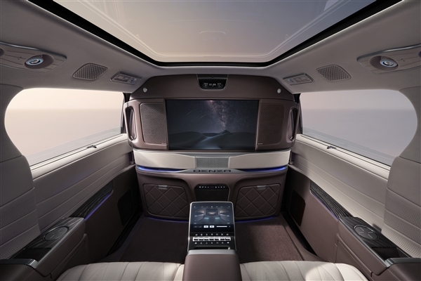 歌唱家譚晶成為第20萬(wàn)臺(tái)騰勢(shì)D9車(chē)主：王傳福親自交車(chē)