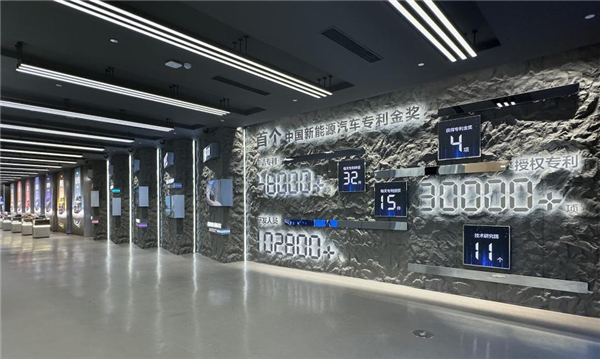 比亞迪首個新能源汽車科普館迪空間鄭州開放 配260平裸眼3D屏