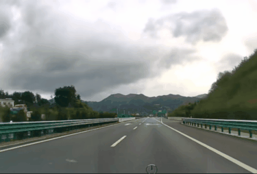 奔馳高速被追尾 后車(chē)上演“刀片超車(chē)”：一路火花相當(dāng)絲滑