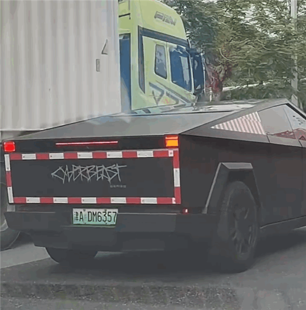 國內(nèi)唯一一臺(tái)上牌的特斯拉Cybertruck皮卡現(xiàn)身廣東：不銹鋼車身被改成黑色