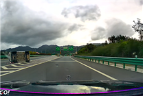 奔馳高速被追尾 后車上演“刀片超車”：一路火花相當絲滑