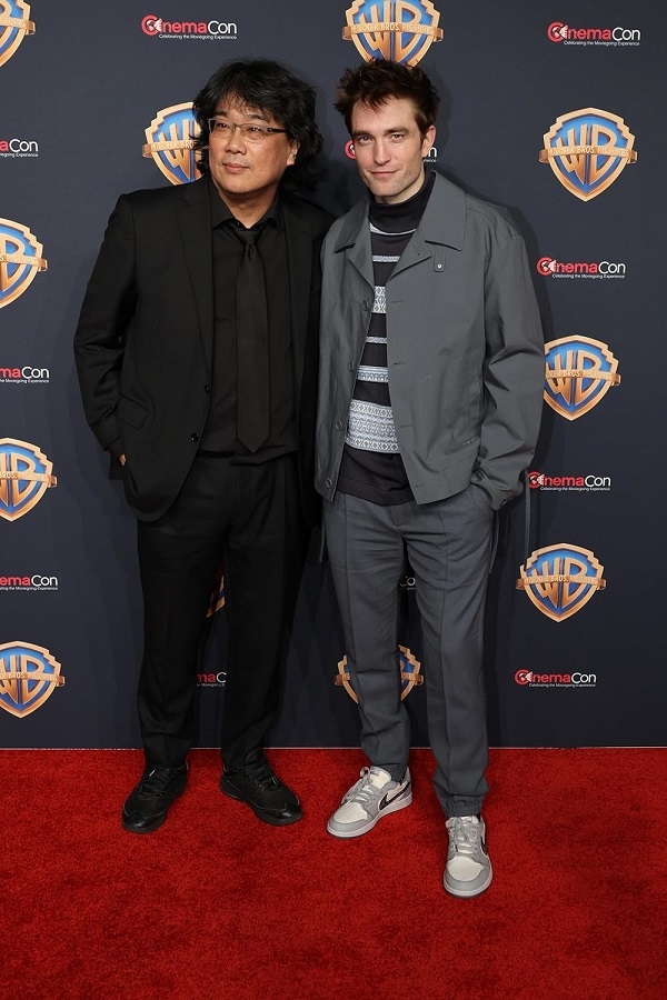 奉俊昊新作《米奇17》