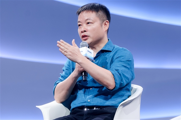 全球首款AI汽車登場！何小鵬駕駛小鵬P7+亮相云棲大會