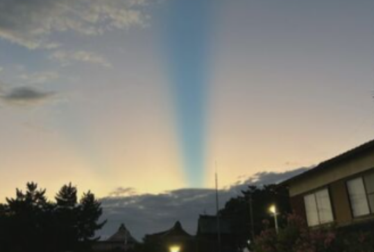 日本一地傍晚突現(xiàn)巨大藍色光柱 專家：自然現(xiàn)象“云隙光”