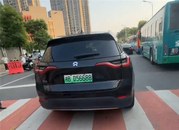 男子駕車逆行強(qiáng)闖護(hù)學(xué)崗還罵人 官方通報(bào)：扣分、罰款、拘留