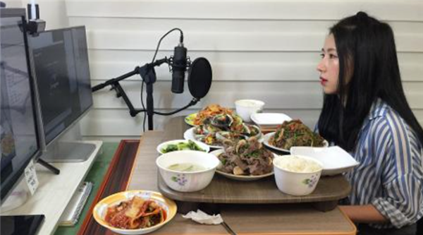 370斤的百萬(wàn)粉絲暴食博主：“騙”了全世界長(zhǎng)達(dá)兩年