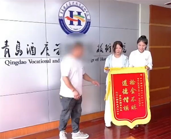 真拾金不昧！女大學(xué)生出門游玩撿到一斤黃金物歸原主：總價(jià)值超40萬(wàn)元