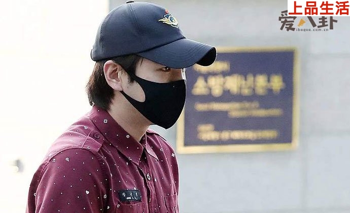 張根碩退伍帥氣不減當(dāng)年