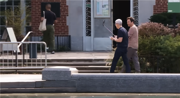 庫克做客脫口秀推銷蘋果AI功能 網(wǎng)友：庫克都上節(jié)目搞營銷了