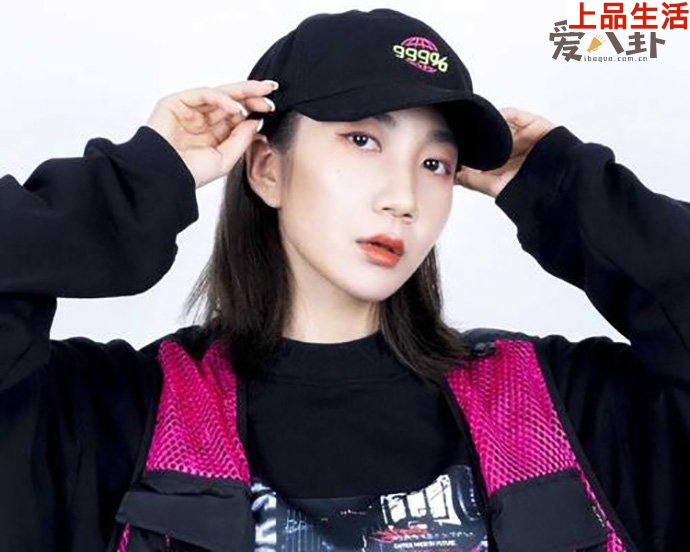 乃萬自帶表情包回應(yīng)粉絲土味橫幅