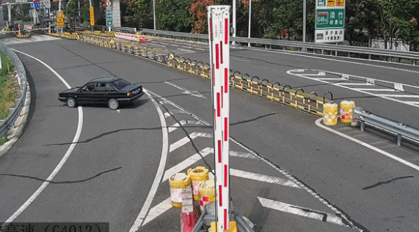 18年駕齡老司機(jī)高速掉頭逆行：車沒油了