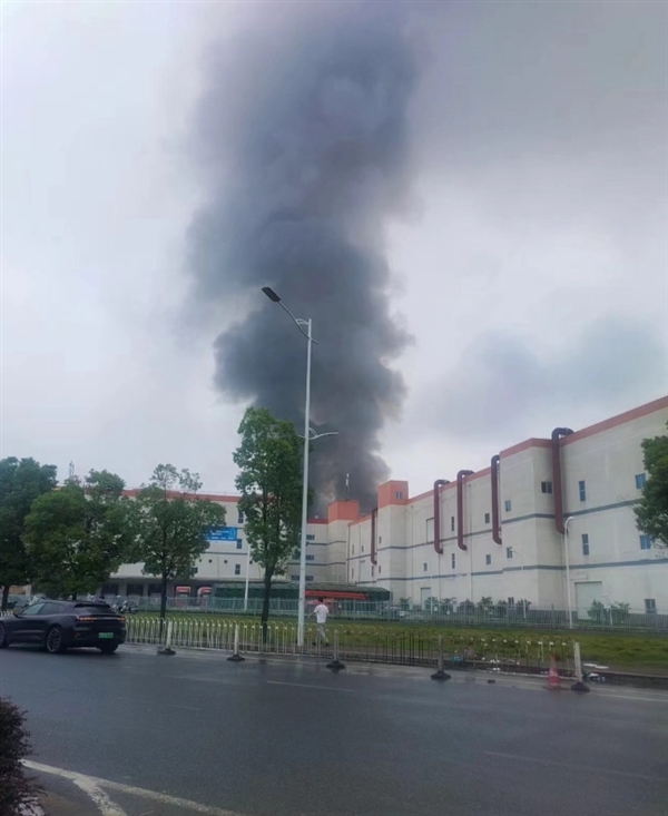 突發(fā)！寧德時(shí)代旗下生產(chǎn)基地著火 官方回應(yīng)：現(xiàn)場(chǎng)目前沒有人員傷亡