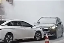 轎車(chē)鬧市突然失控撞向人群！湖北司機(jī)死死頂住 廣汽埃安為英雄車(chē)主獎(jiǎng)勵(lì)霸王龍