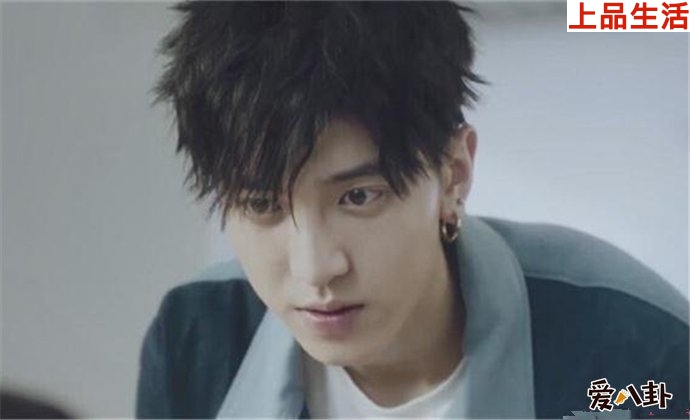 完顏洛絨家庭背景