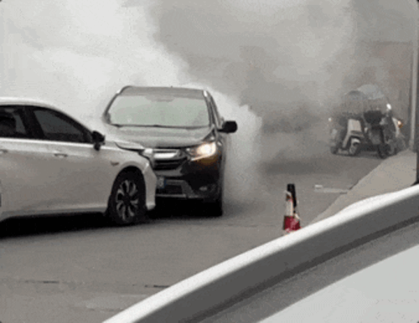 轎車鬧市突然失控撞向人群！湖北司機死死頂住 廣汽埃安為英雄車主獎勵霸王龍