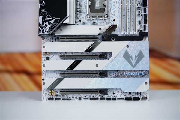 白色海景房必備！銘瑄Z890 Arctic主板圖賞