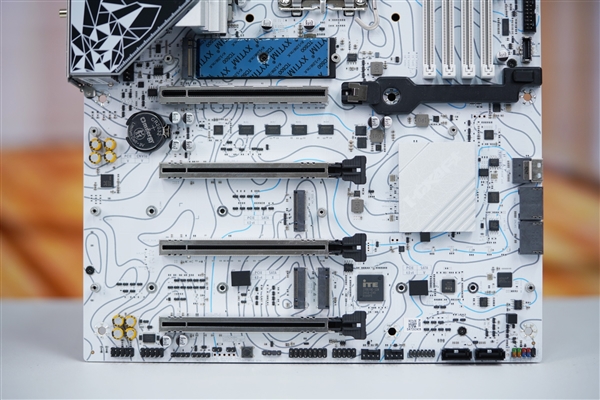 白色海景房必備！銘瑄Z890 Arctic主板圖賞