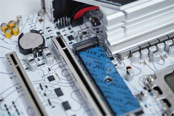 白色海景房必備！銘瑄Z890 Arctic主板圖賞