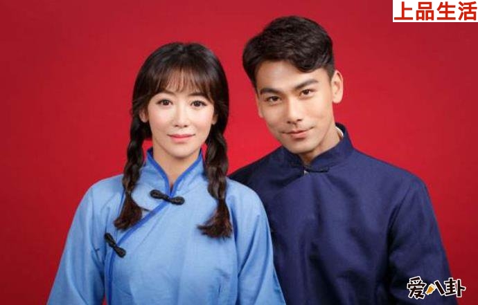 陳紫函戴向宇結(jié)婚證件照