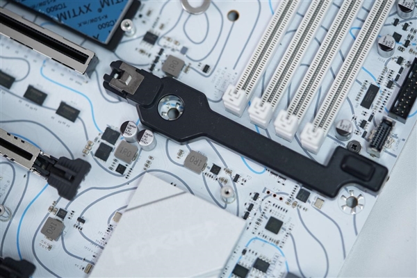 白色海景房必備！銘瑄Z890 Arctic主板圖賞