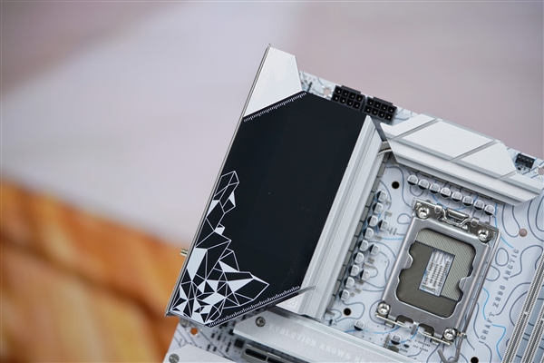 白色海景房必備！銘瑄Z890 Arctic主板圖賞