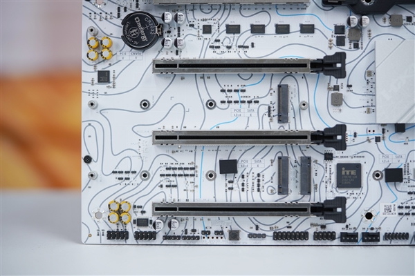 白色海景房必備！銘瑄Z890 Arctic主板圖賞