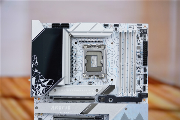 白色海景房必備！銘瑄Z890 Arctic主板圖賞