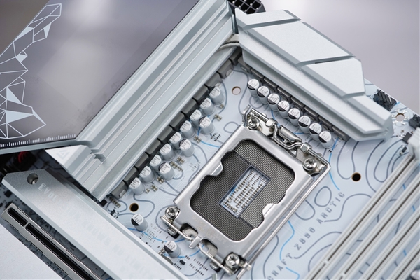 白色海景房必備！銘瑄Z890 Arctic主板圖賞