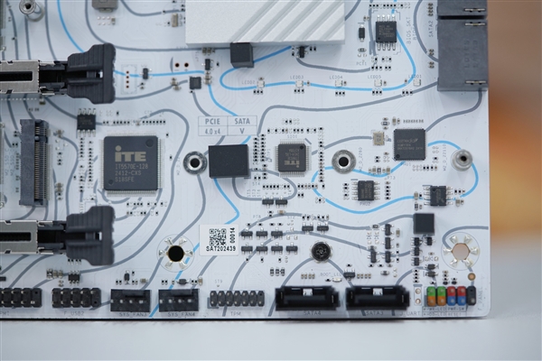 白色海景房必備！銘瑄Z890 Arctic主板圖賞