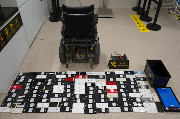 男子改裝電動(dòng)輪椅走私手機(jī) 132臺(tái)蘋果iPhone全軍覆沒