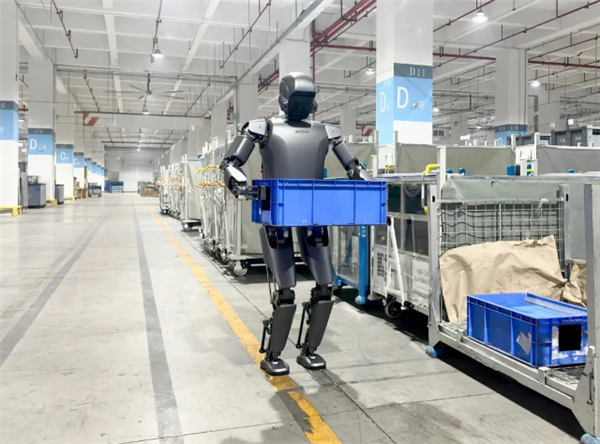 全球首次！比亞迪工廠啟用人形機(jī)器人 搬箱子畫(huà)面公布